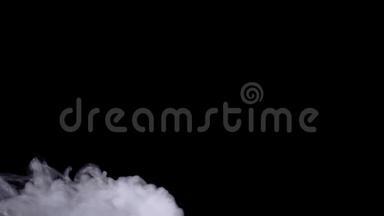 现实的烟雾，雾，云隔离在黑色背景上，屏幕模式为混合覆盖效果。 慢动作4K镜头.. 大气